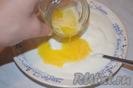 Добавить 1 столовую ложку растопленного сливочного масла.
