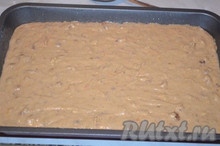 Выложить тесто в смазанную маслом форму. Выпекать пирог с хурмой при температуре 180 градусов 50 минут. Внимание! Пирог получается сочным, его может быть сложно вынуть из формы, поэтому для выпечки лучше использовать не новую, а уже проверенную форму.
