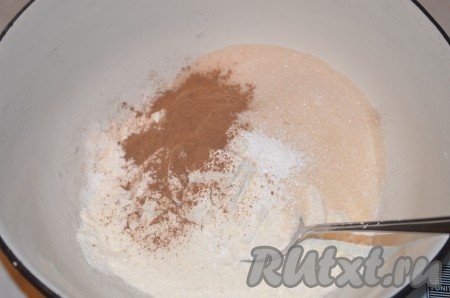 В миску просеять муку с солью, разрыхлителем и корицей. 