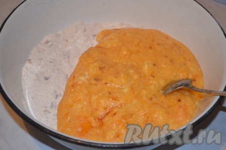 Соединить сухую смесь с жидкими ингредиентами, тщательно перемешать.