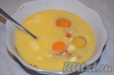 Добавить к хурме растопленное сливочное масло и яйца. Взбить венчиком. 