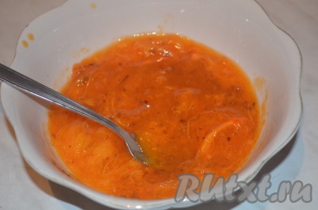 Хурму вымыть, разрезать, аккуратно вынуть мякоть, удаляя косточки. Размять мякоть вилкой или измельчить блендером.