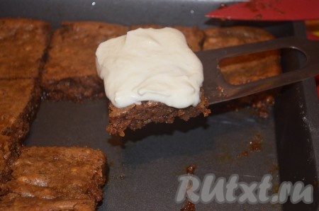 Готовый пирог с хурмой и грецкими орехами нарезать на порционные кусочки, сверху полить творожной глазурью. Дать застыть.
