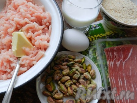 Филе индейки пропустить через мясорубку.
