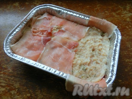 Концы бекона завернуть на фарш. Запекать суфле из индейки в разогретой духовке при температуре 190 градусов 30-35 минут.
