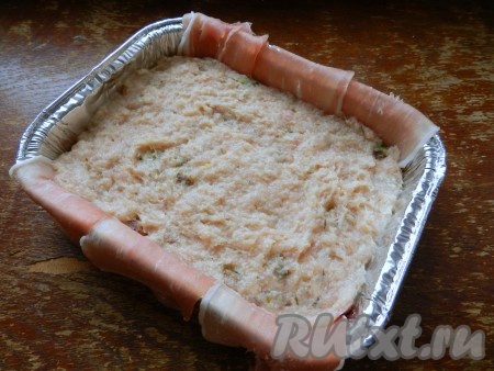 Сверху выложить получившийся фарш из индейки и разровнять.
