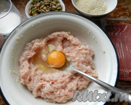 Добавить к фаршу масло, яйцо, тёплое молоко, сухари, соль и чёрный молотый перец, тщательно вымесить.
