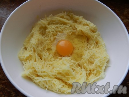Добавить яйцо, пропущенный через пресс чеснок, соль и чёрный молотый перец, перемешать.
