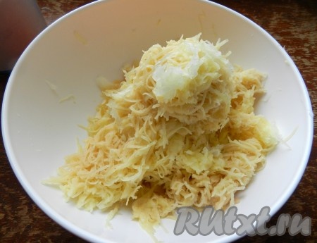 Картофель и лук очистить, натереть на мелкой тёрке в глубокую миску. Отжать картофельно-луковую массу руками, лишнюю жидкость слить (эта жидкость нам не понадобится).
