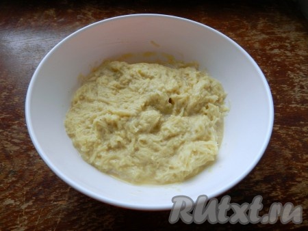 Всыпать 2 столовых ложки муки, перемешать до однородности. Картофельная масса должна получиться густой и вязкой. Если масса получилась жидковатой, добавьте ещё 0,5-1 столовую ложку муки и тщательно вмешайте её.