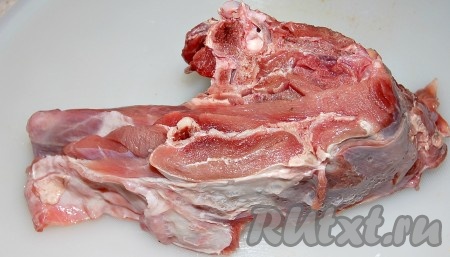 Взять кусок мяса, помыть, слегка обсушить.