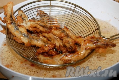 Обжаривать рыбку с каждой стороны по 2 минуты. Готовую мойву в кляре вынимать шумовкой из сковороды.
