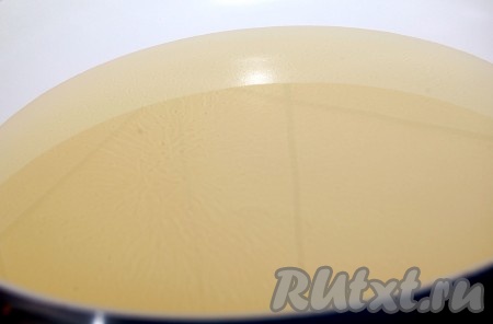 Сковороду поставить на огонь, налить в нее растительное масло и нагреть почти до кипения масла.