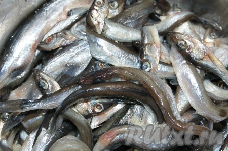 Мойву промыть и немного обсушить.