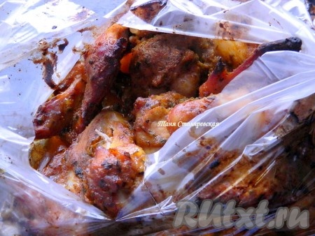 Замаринованные куриные крылышки перекладываем в пакет для запекания. Духовку нагреваем до 180 градусов и запекаем мясо 30 минут. Если вы любите румяную корочку, в конце выпекания разрежьте пакет и дайте крыльям подрумяниться ещё в течение нескольких минут.
