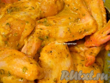 Затем натираем крылышки со всех сторон получившимся маринадом и оставляем их на несколько часов мариноваться в прохладном месте (можно оставить на ночь в холодильнике).
