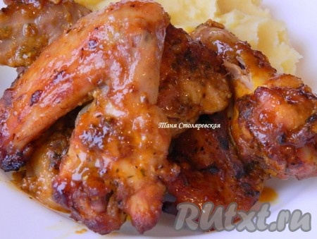 Вынимаем из духовки рукав для запекания, аккуратно достаём аппетитные, очень вкусные, сочные куриные крылышки и подаём к столу, дополнив салатом или гарниром (например, картофельным пюре, макаронами или рисом).
