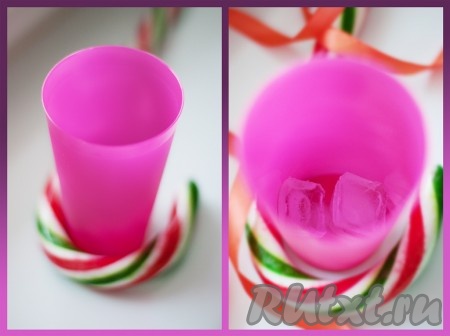 Приготовьте высокий стакан и засыпьте в него лед.