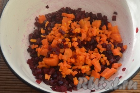 Нарезать морковь, добавить к свекле.