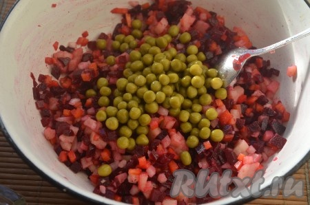 Добавить в винегрет зеленый горошек.
