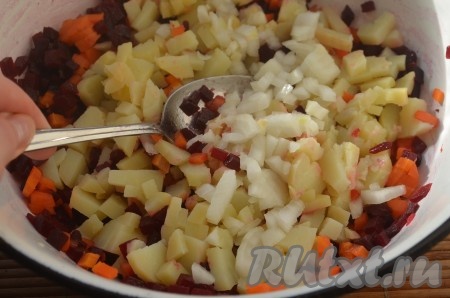 Лук нарезать мелко, добавить к овощам.