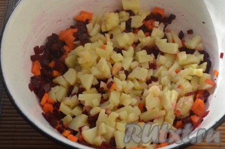 Нарезать картофель.