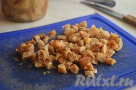 Соленые грибы нарезать небольшими кубиками, добавить к остальным ингредиентам, посолить и поперчить по вкусу, заправить растительным маслом (я люблю в винегрете ароматное масло, но Вы можете использовать любое другое на свой вкус), перемешать и вкусный винегрет с грибами готов.