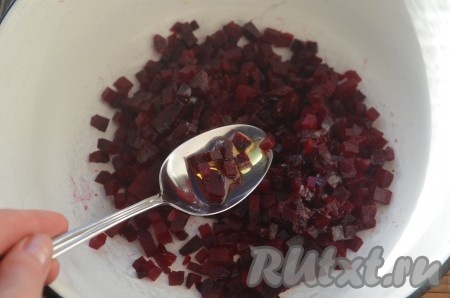 Свеклу, морковь и картофель отварить до готовности. Нарезать свеклу небольшими кубиками. Добавить 1-2 столовые ложки растительного масла, перемешать (растительное масло не даст свекле окрасить весь винегрет).
