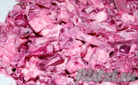 Заправить салат майонезом, перемешать. По желанию, можно добавить пропущенный через пресс чеснок.
