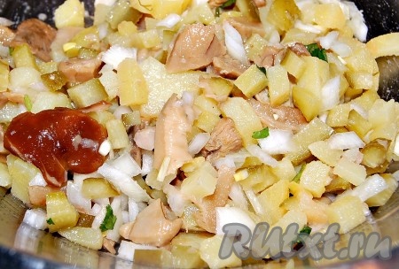 Картофельный салат с солёными грибами и огурцами 