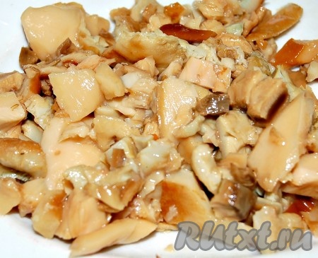 Грибы солёные нарезать не очень мелко.
