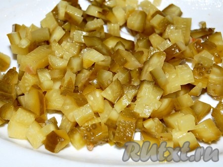 Огурцы солёные нарезать небольшими кубиками.
