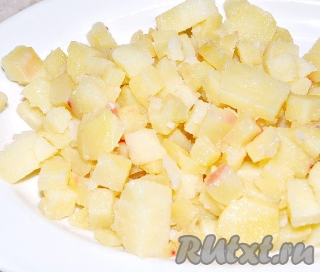 Картофель отварить в мундире (на варку потребуется минут 20-25, готовая картошка должна легко прокалываться ножом, но при этом она не должна развариться), охладить, очистить от кожуры и нарезать небольшими кубиками.
