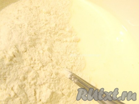 Готовим тесто для галушек. В кефир добавляем соль и соду, даем минут 20 постоять.