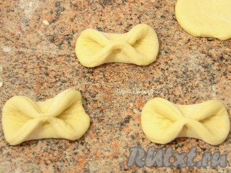 Но в моей семье лепят "ушки". Для этого защипываем два противоположных края кружочка.