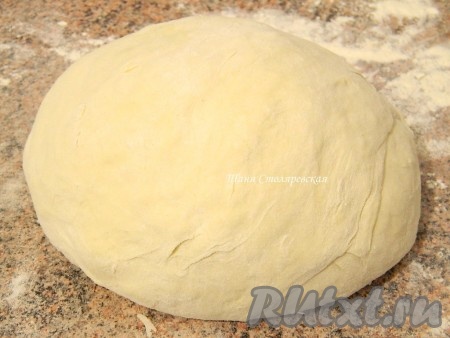 Всыпаем муку и замешиваем тесто, как на пельмени.
