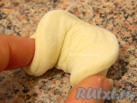 Эти бабочки разворачиваем обратной стороной и еще раз защипываем края.