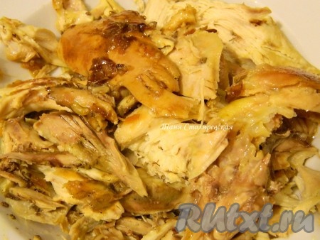 Пока мы занимались галушками, наша курица потушилась. Достаем ее и разбираем на кусочки.
