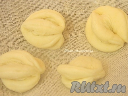 Ставим паровую баню. Когда вода закипает, выкладываем наши будущие галушки на марлю и накрываем крышкой.