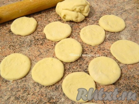 Выдавливаем кружочки. Некоторые хозяйки рвут тесто руками, чтобы галушки получались неровными.&nbsp;