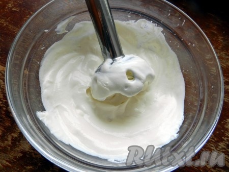 С помощью блендера взбить в однородную пышную массу.