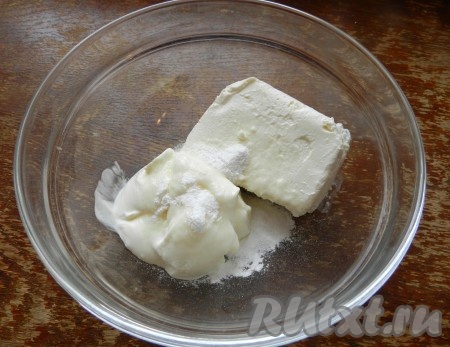 Творог смешать со сметаной и сахарной пудрой.