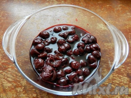 Ягоды вишни разморозить, присыпать сахаром, чтобы дали сок. Затем поставить на огонь и довести до кипения.