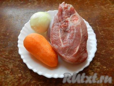 Лук и морковь очистить. Мясо индейки вымыть, положить в кастрюлю, залить 2-2,5 литрами холодной воды и поставить на огонь. Когда вода закипит, снять пену, добавить морковь и луковицу, уменьшить огонь и варить до готовности мяса (примерно, 1 час).