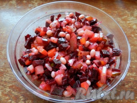 Добавить заправку в винегрет с сельдью, все перемешать и подавать.
