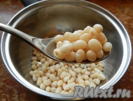 Фасоль заранее замочить в холодной воде на несколько часов или на ночь. Затем воду слить, снова залить фасоль большим количеством воды и отварить до готовности. В середине варки фасоль посолить.  Воду слить, фасоль остудить.
