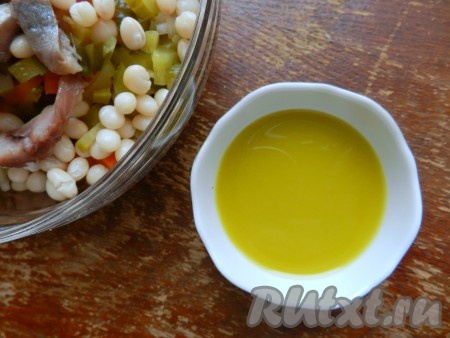 Для заправки смешать оливковое масло, горчицу, добавить немного черного молотого перца, все смешать венчиком в однородную массу.