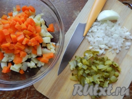 Нарезать лук и огурцы.