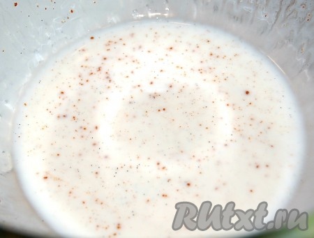 Приготовить заправку. Для этого вылить йогурт в миску, добавить к нему ванильный экстракт, корицу, сахар и все тщательно размешать до растворения сахара. 