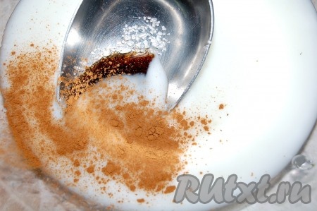 Приготовить заправку. Для этого вылить йогурт в миску, добавить к нему ванильный экстракт, корицу, сахар и все тщательно размешать до растворения сахара. 